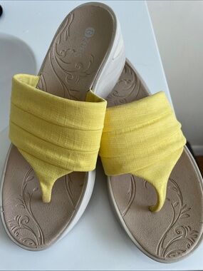 BZees Yellow Women's Thong Sandals with Padded Fabric Strap 7W